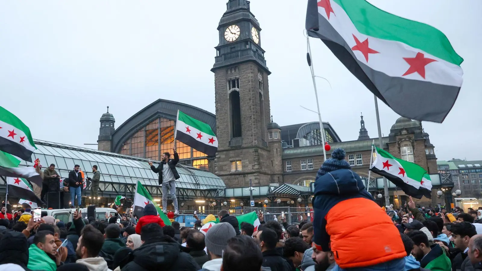 Im Dezember feierten syrische Flüchtlinge in mehreren deutschen Städten den Sturz von Syriens Langzeitmachthaber, Baschar al-Assad. (Archivbild) (Foto: Bodo Marks/dpa)