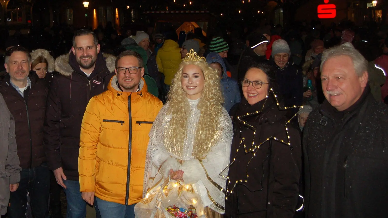 Die Besucher waren zahlreich zum symbolischen Einschalten der Weihnachtsbeleuchtung gekommen. Im Vordergrund natürlich das Christkind, dass nun 24 Tage im Amt sein wird. (Foto: Christa Frühwald)