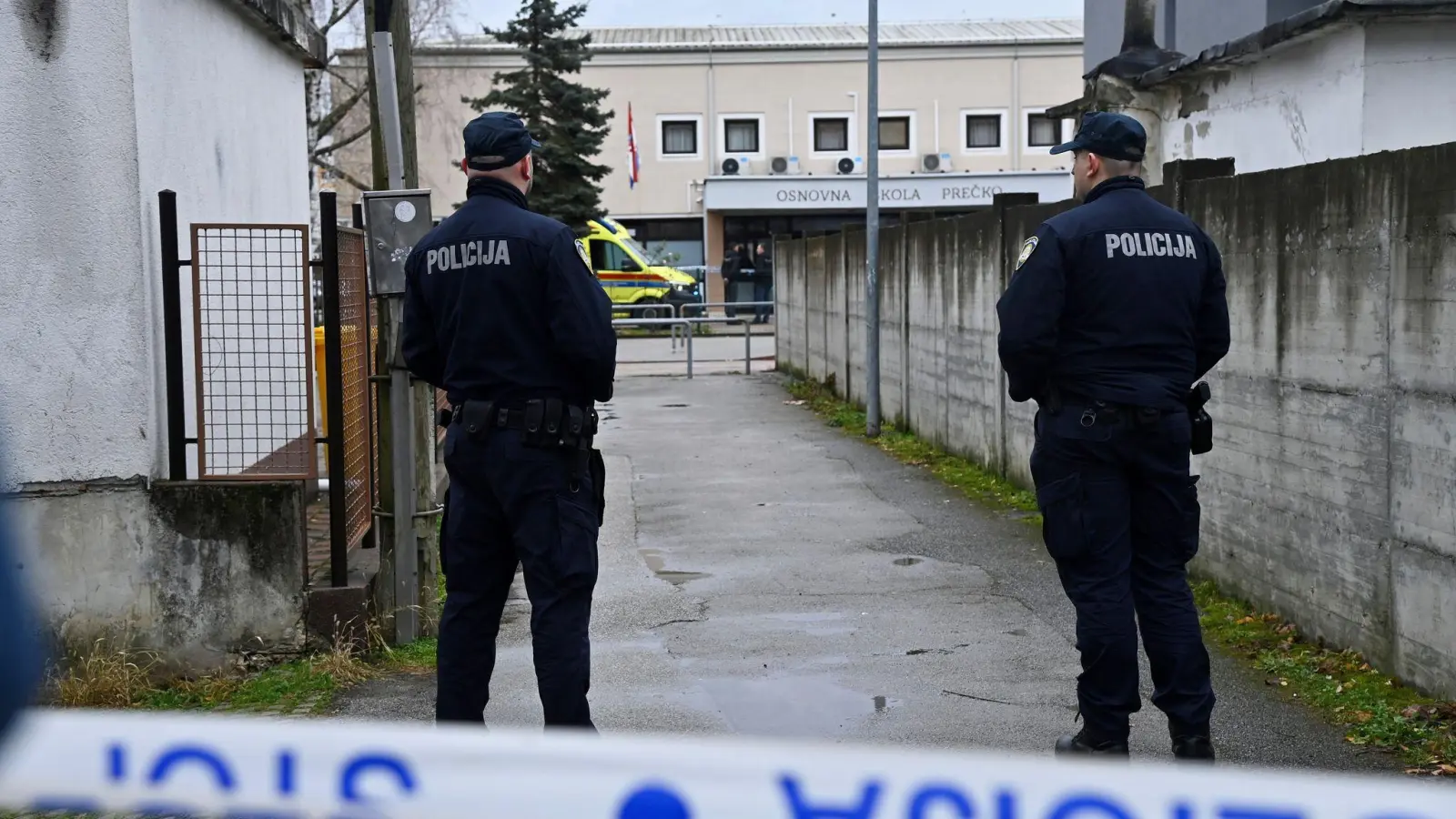 Nach einem Angriff in einer Schule in Zagreb ist die Polizei im Einsatz. Der Täter hat mit einem Messer ein Kind getötet und vier weitere Menschen verletzt. (Foto: Ronald Gorsic/Cropix/AP/dpa)