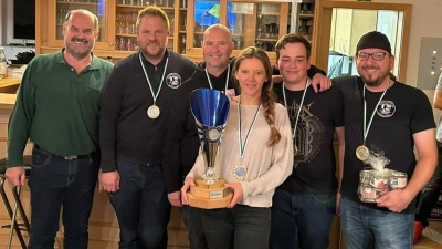 Gerhard Köhler (links) mit der siegreichen Mannschaft aus Uehlfeld (weiter von links): Maximilian Reich, Holger Cichon, Sandra Schweikl-Pabst, Jesper Hein und Florian Schweikl. (Foto: Marc Braun)