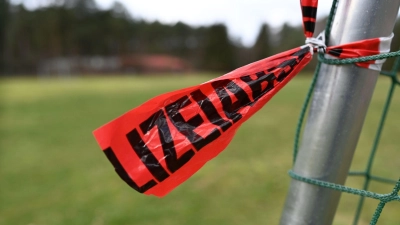 Absperrband der Polizei in Bramsche.  Eine 19-jährige Frau ist bei einer Geburtstagsfeier mutmaßlich Opfer eines Tötungsdelikts geworden. (Foto: Lars Klemmer/dpa)