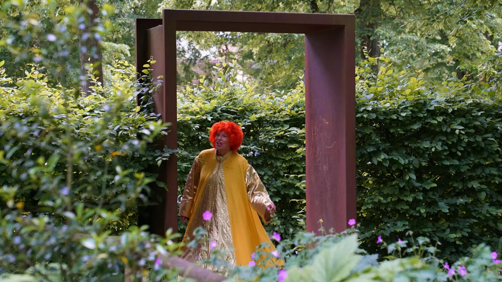 In einem extravaganten gelb-goldenen Kostüm und mit orangefarbener Perücke auf dem Kopf ließ sich Helene Ruthmann im Zwinger wie „Der Abenteurer“ von Joachim Ringelnatz treiben. (Foto: Elke Walter)