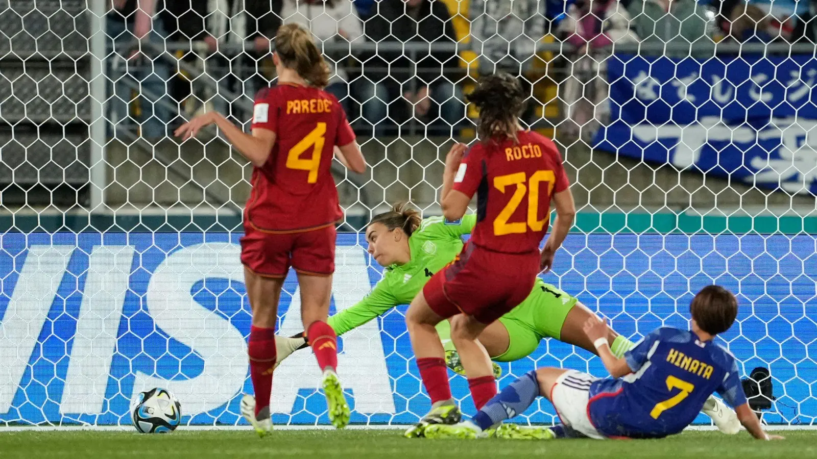 Japans Hinata Miyazawa (r) erzielt das erste Tor ihrer Mannschaft. (Foto: John Cowpland/AP/dpa)