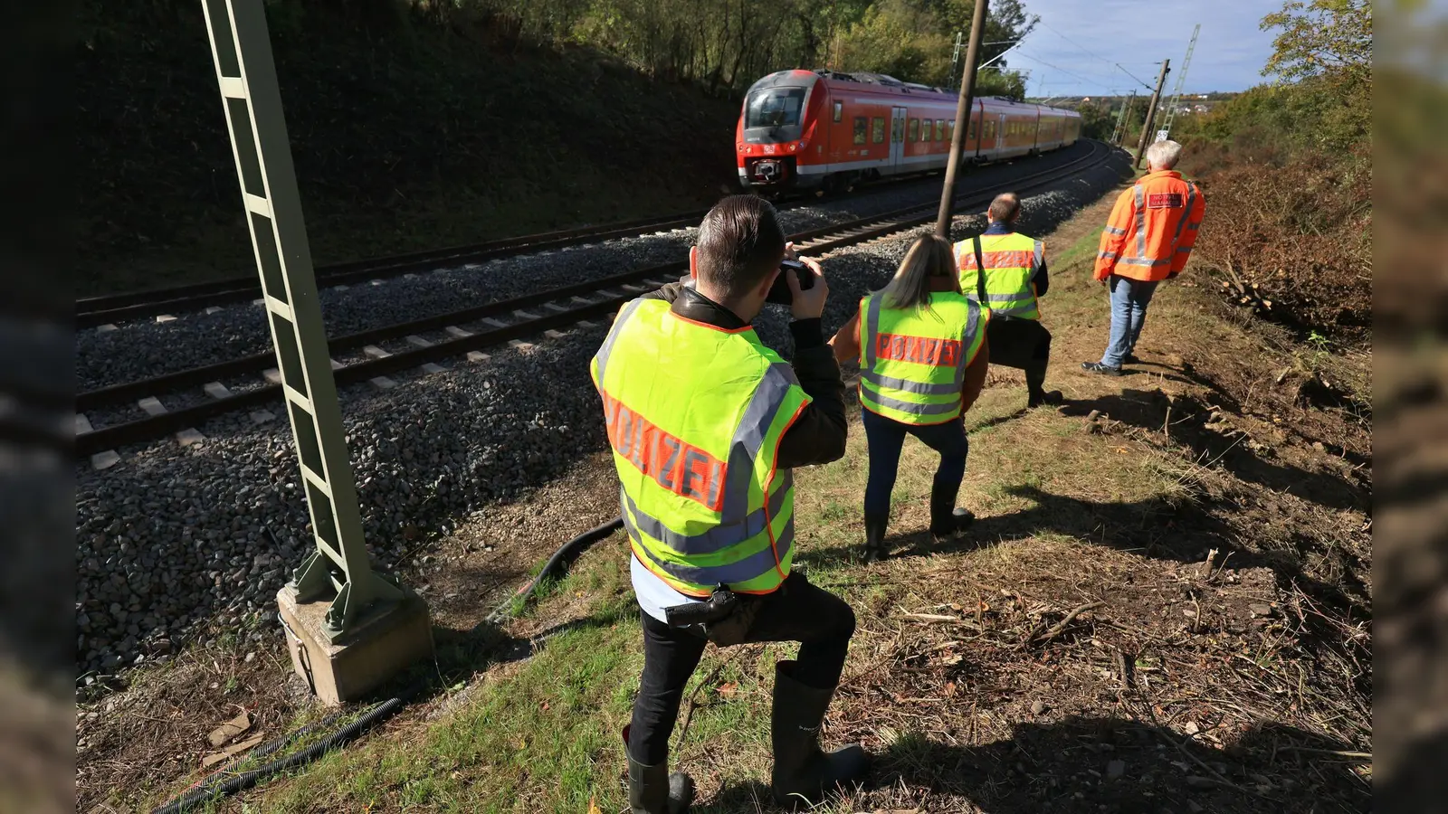 Nach dem tödlichen Unfall eines Sicherungsposten versuchen nun Experten, die Unfallursache zu klären. (Foto: Karl-Josef Hildenbrand/dpa)