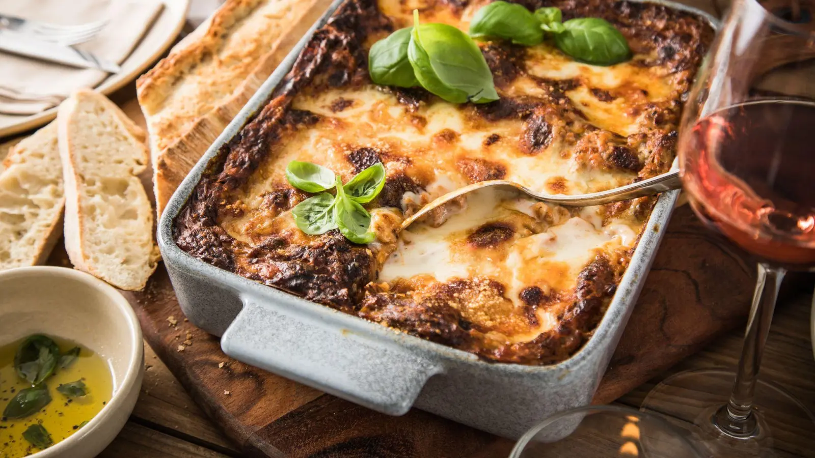 Eine Lasagne schmeckt noch einmal so gut, wenn man die Nudelplatten dafür selbst hergestellt hat (Foto: Christin Klose/dpa-tmn)