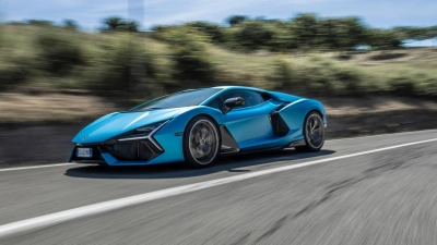 Schöne Sause? Ob der Lamborghini Revuelto Ihnen gefällt, ist Geschmackssache - die Fahrleistungen zumindest sind über jeden Zweifel erhaben. (Foto: Wolfango Spaccarelli/Lamborghini/dpa-tmn)