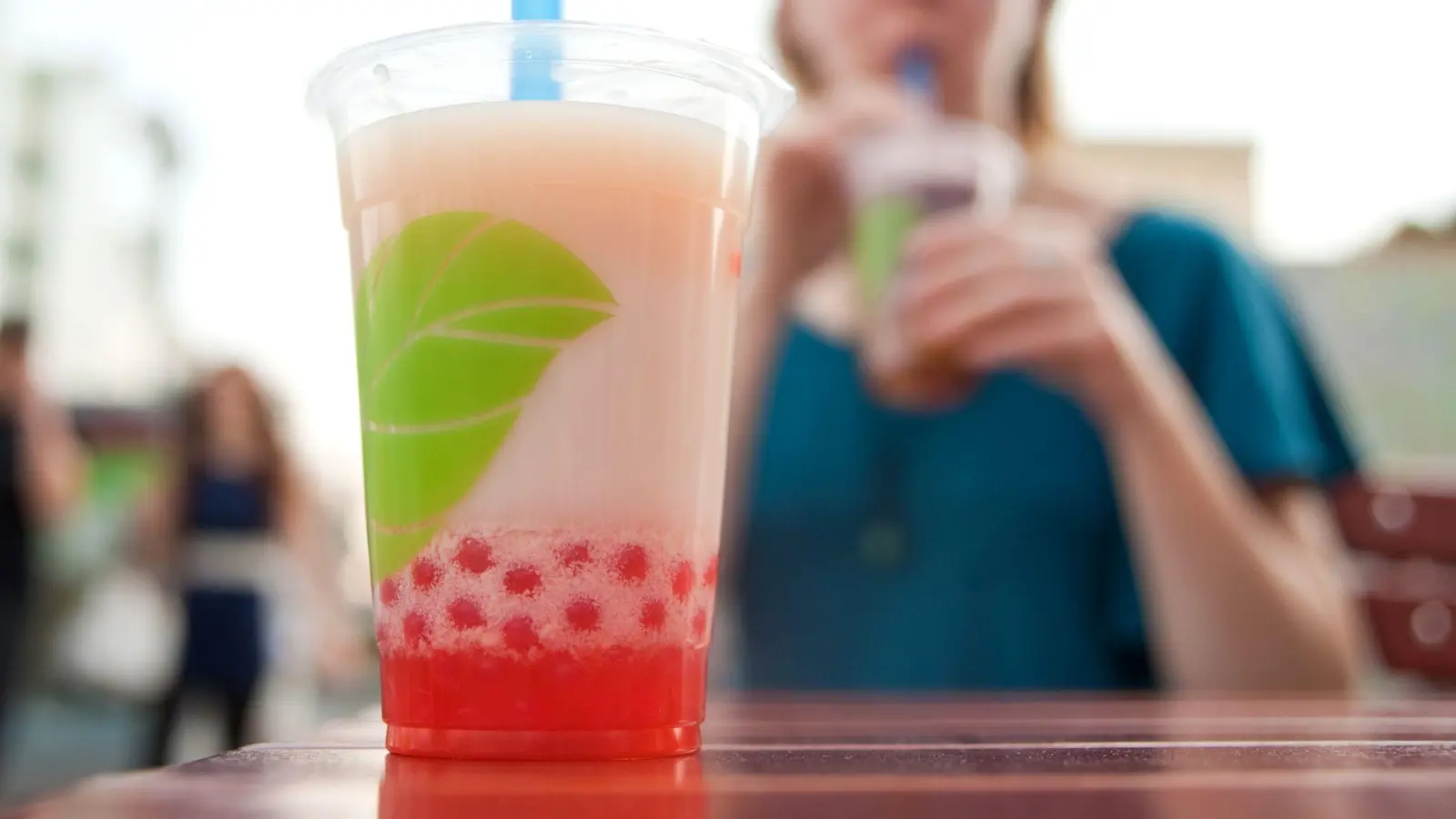 Trotz der Teebasis machen die zuckerhaltigen Zutaten Bubble Tea zu einer echten Kalorienbombe. (Foto: Andrea Warnecke/dpa-tmn)