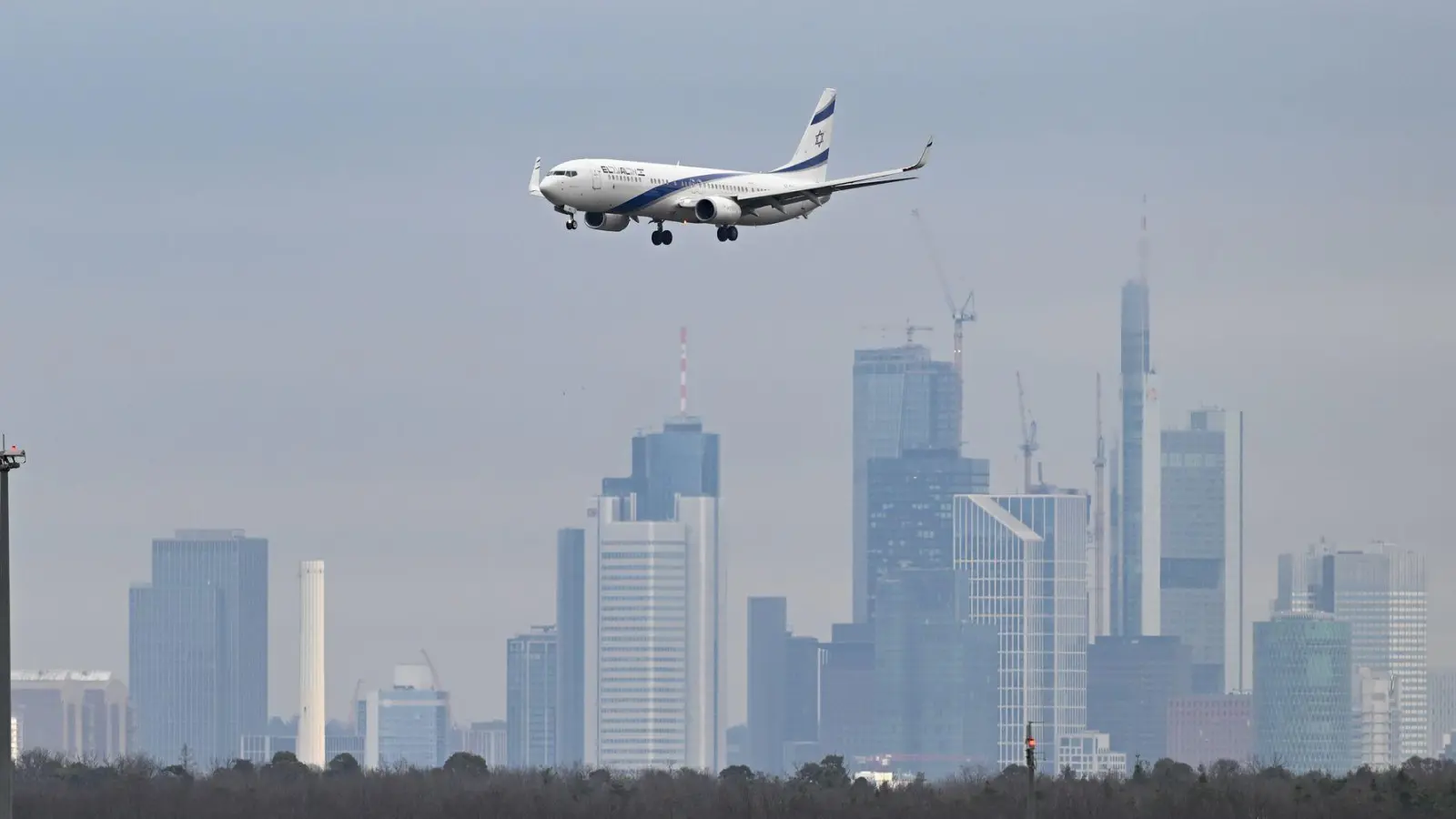 Probleme mit den Ohren treten vor allem während des Landeanflugs auf. (Foto: Arne Dedert/dpa/dpa-tmn)