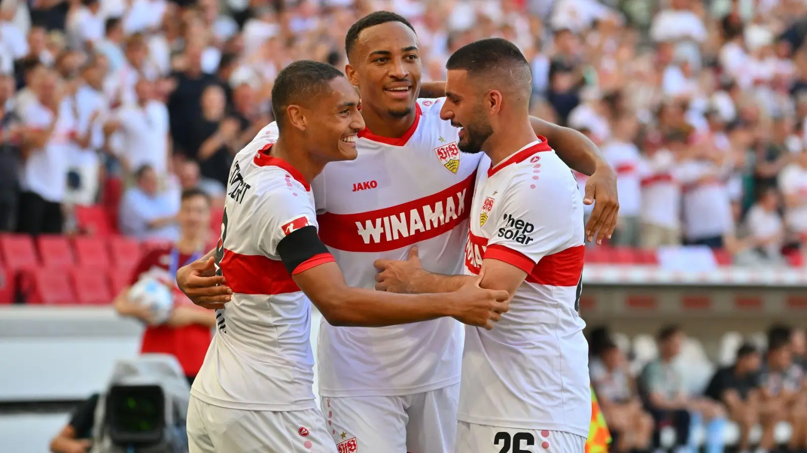 Wollen in Augsburg wieder zusammen jubeln: die VfB-Rückkehrer Deniz Undav (r.) und Jamie Leweling (M.) mit Spielmacher Enzo Millot. (Foto: Jan-Philipp Strobel/dpa)