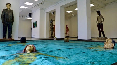 Da scheint das Ansbacher Kunsthaus zum Volksbad geworden zu sein – ein Blick in Clemens Heinls Ausstellung „Baden gehen“, im Vordergrund seine Arbeit „Swimmingpool“ aus dem Jahr 2020. (Foto: Elke Walter)