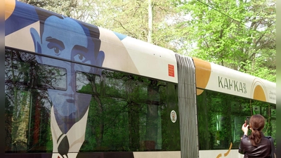 In Prag erinnert diese neugestaltete Straßenbahn an den deutschsprachigen Schriftsteller Franz Kafka. (Foto: Michael Heitmann/dpa)