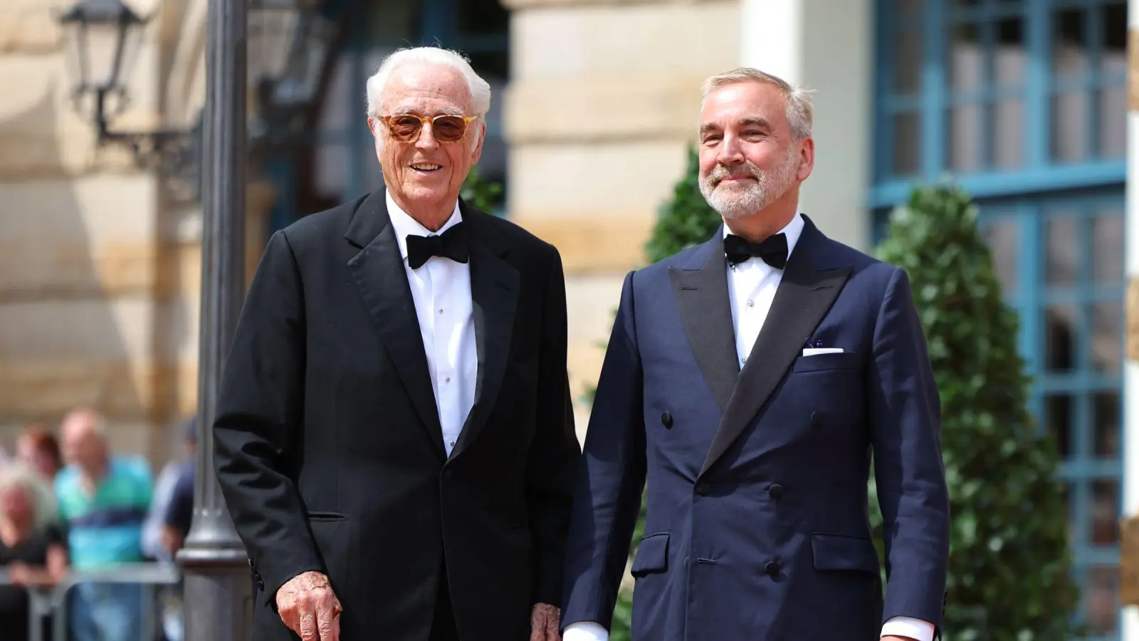 Die Beziehung von Franz Herzog von Bayern und Thomas Greinwald war jahrzehntelang nicht öffentlich - am Donnerstag zeigt sich das Paar auf dem roten Teppich der Bayreuther Festspiele. (Foto: Daniel Karmann/dpa)