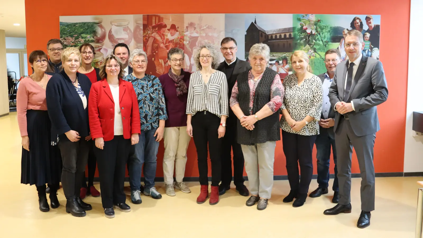 Gemeinsam mit der Jury feierten die diesjährigen Preisträger ihren Erfolg im Ansbacher Landratsamt im Rahmen einer Sitzung des Seniorenhilfeausschusses. (Foto: Thomas Schaller)