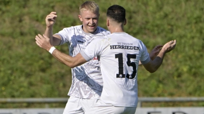 „Gut gemacht“: Der Herrieder Peter Bernhard (vorne) beglückwünscht Maximilian Bog zu dessen 2:0 in Feuchtwangen. (Foto: Martin Rügner)