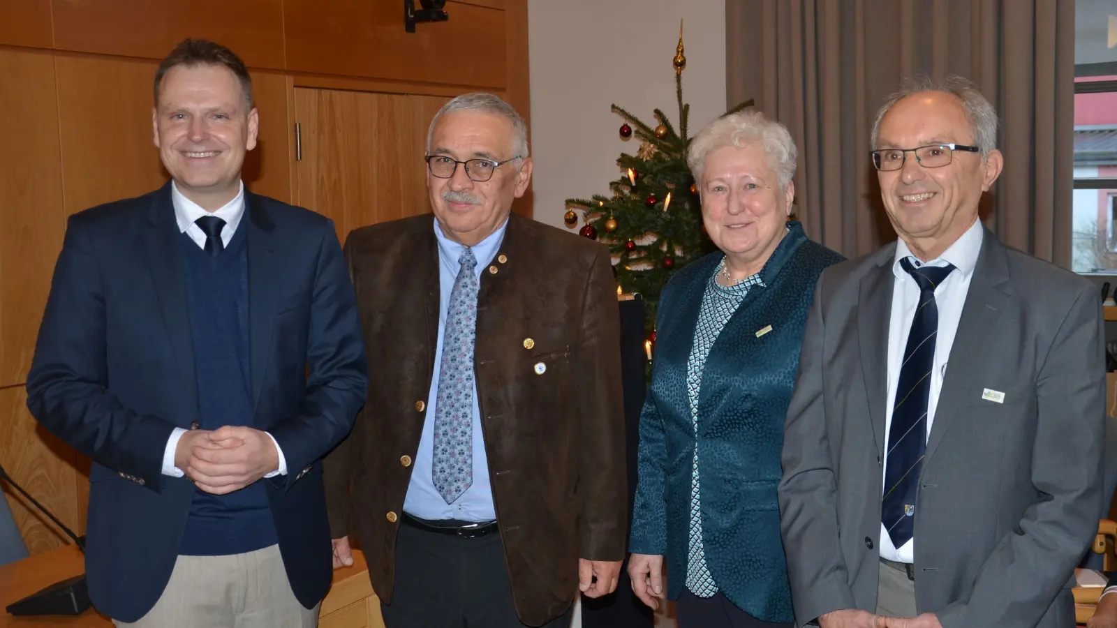 Landrat Christian von Dobschütz zeichnete Helmut Reiß, Gisela Keller und Harald Trabert (von links) mit der Landkreismedaille in Silber aus. (Foto: Patrick Lauer)