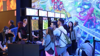 Besucher der Spielemesse Gamescom probieren neue Computerspiele direkt vor Ort aus. (Foto: Sascha Thelen/dpa)