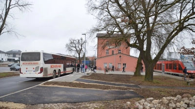 Neu gestaltet wurde der Bahnhofsvorplatz in Wassertrüdingen. Nach der Bahnreaktivierung wird dieser nunmehr auch von den Bussen des ÖPNV angefahren. (Foto: Peter Tippl)