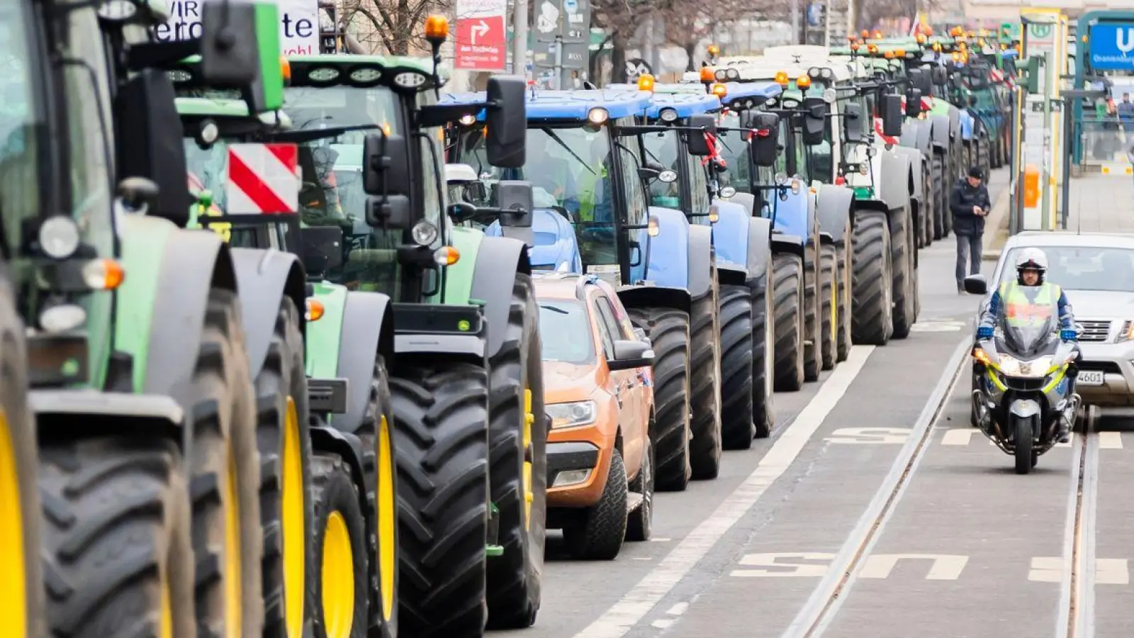 Die Union will dem Gesetz nur zustimmen, wenn SPD, Grüne und FDP auf die geplante Streichung der Steuervergünstigung beim Agrardiesel verzichten. (Foto: Christoph Soeder/dpa)