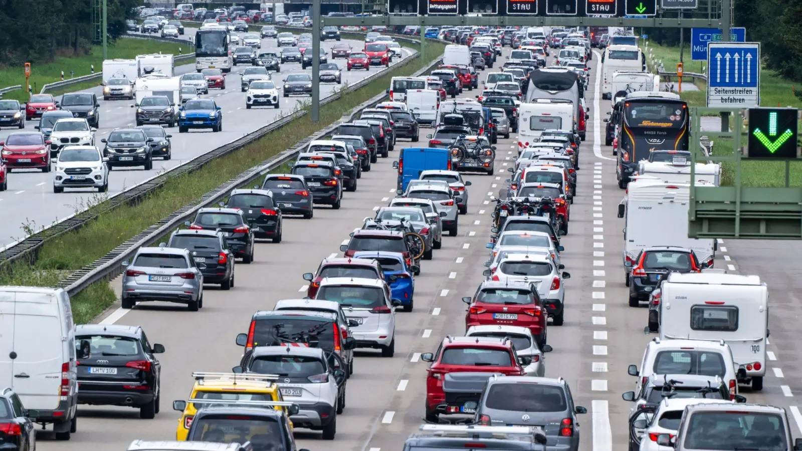 Der Verkehrssektor hat 2022 erneut die im Klimaschutzgesetz festgelegten Jahresemissionshöchstmengen überschritten. (Foto: Peter Kneffel/dpa)