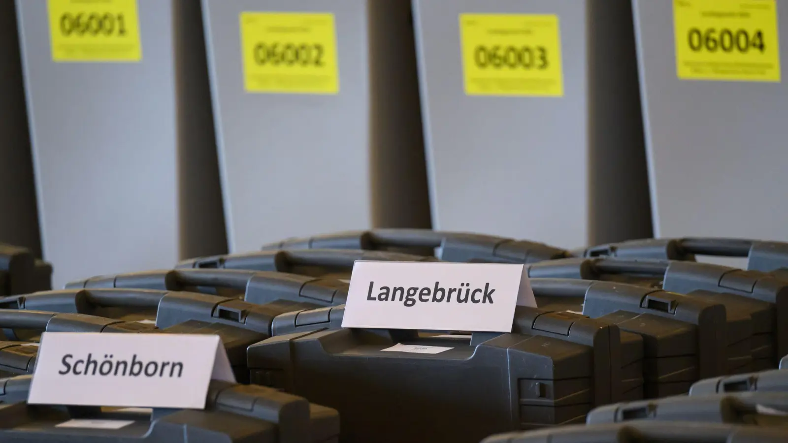 Bei der Landtagswahl am 1. September waren in Dresden und Umgebung Briefwahlzettel aufgetaucht, die zugunsten der rechtsextremen Kleinstpartei Freie Sachsen manipuliert worden waren. (Archivbild) (Foto: Robert Michael/dpa)