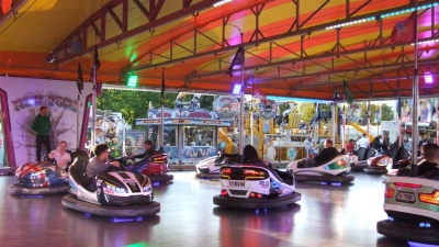 Kurz nach Öffnung der Fahrgeschäfte ging es am Freitagabend schon rund im Autoscooter. (Foto: Jasmin Kiendl)