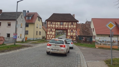 Am Tor entsteht in der Hauptstraße eine Engstelle. Dort geben Autofahrer oft noch Gas und quetschen sich vor dem Gegenverkehr durch. Anwohner warnen vor gefährlichen Situationen mit Passanten. (Foto: Anna Franck)