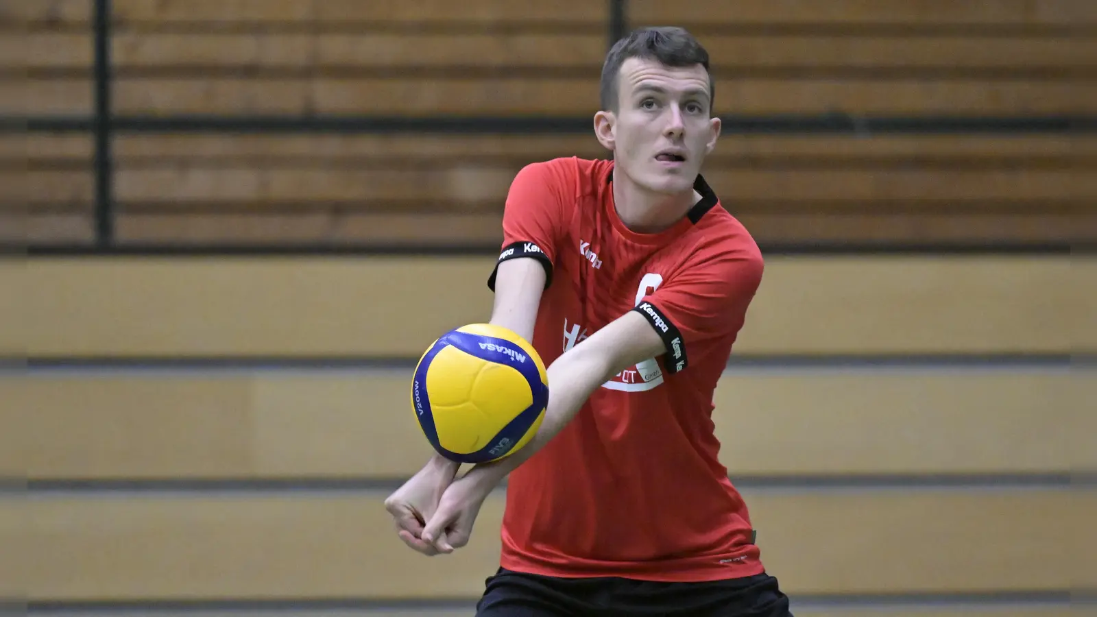 Ballsport setzt andere Reize und ist ein Ausgleich für das Lauftraining: Niklas Buchholz im Trikot des TSV Dinkelsbühl. (Foto: Martin Rügner)