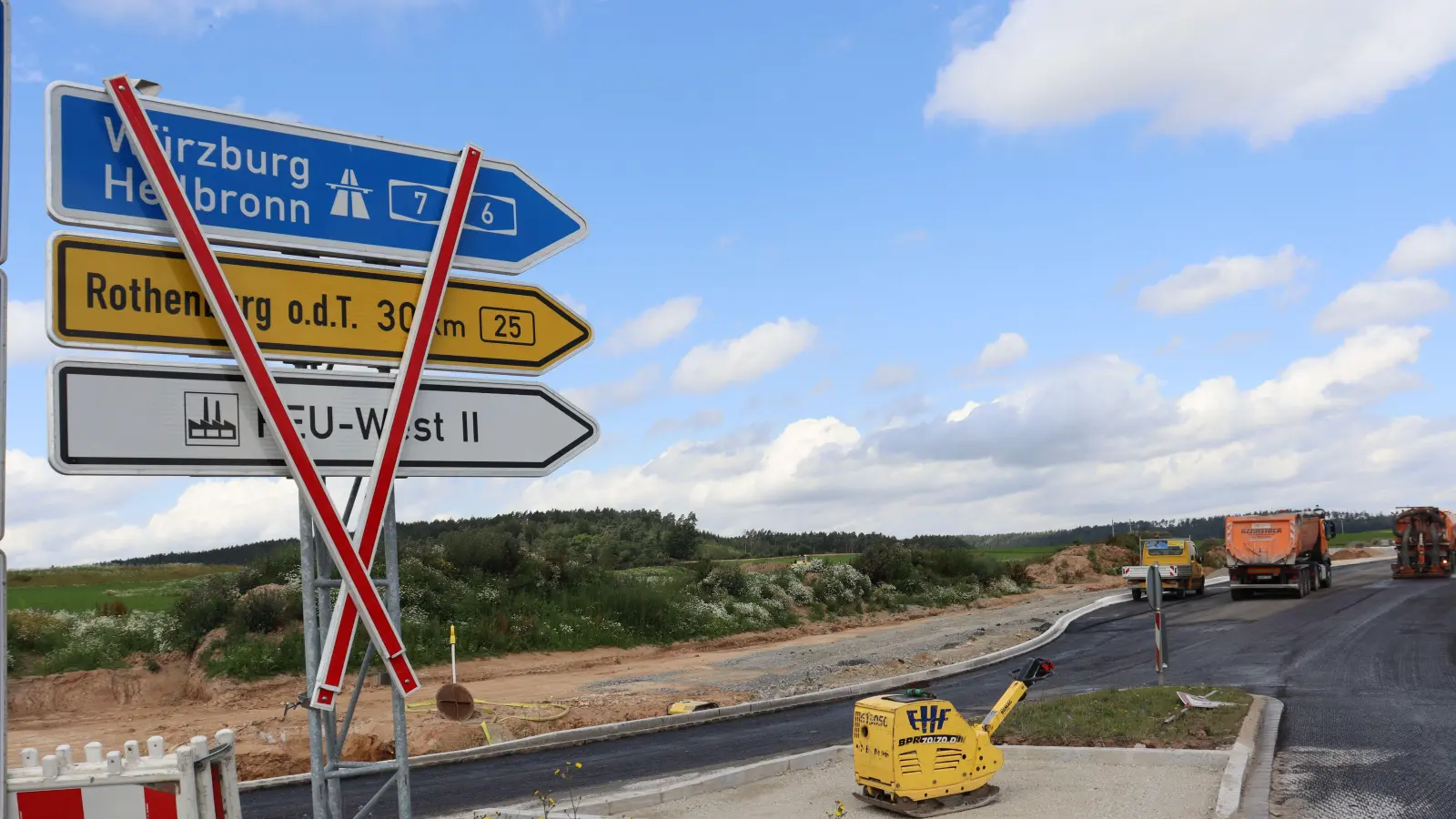 Noch ist die Bundesstraße 25 in Feuchtwangens Norden komplett gesperrt, unser Bild ist am Kreisverkehr mit der Staatsstraße 1066 entstanden. Die Verkehrsfreigabe soll am Freitag, 2. August, erfolgen. Dann gehören auch die teils weiten Umleitungen der Vergangenheit an. (Foto: Antonia Müller)