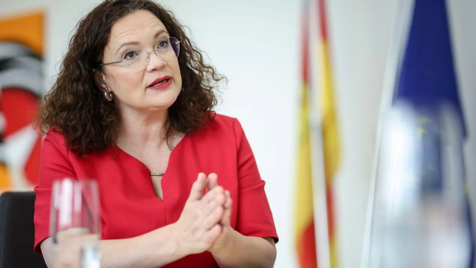 Im Zuge der Abwicklung der Corona-Krise hat die Bundesagentur für Arbeit laut Nahles bis zu 2400 Mitarbeiter mit der Prüfung von Anträgen auf Kurzarbeitergeld beschäftigt. (Foto: Daniel Karmann/dpa)