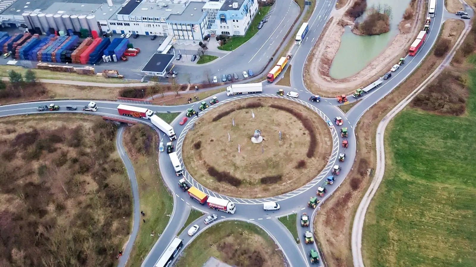 Protestfahrten von Landwirten legten im Januar in Neustadt den Verkehr lahm. Jetzt plant ein anderer Verein einen Demonstrations-Konvoi. (Archivbild: Flugsportgruppe Neustadt/Maximilian Graf)