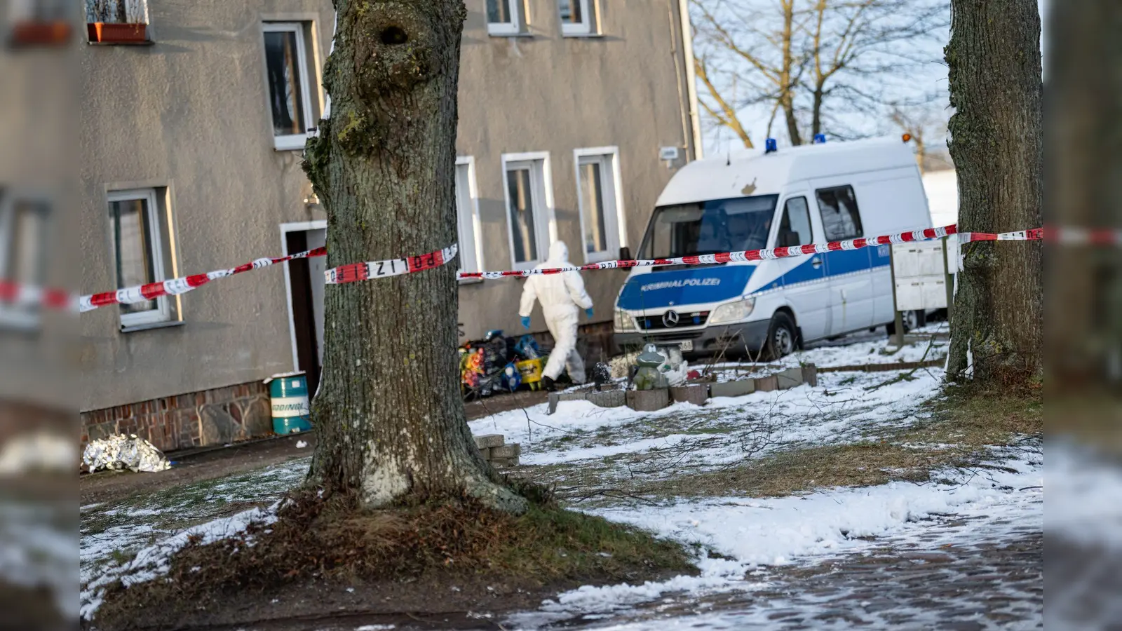 Die Polizei ist nach einer Gewaltattacke in einem Ortsteil von Casekow in der brandenburgischen Uckermark im Einsatz und sichert Spuren. (Foto: Fabian Sommer/dpa)