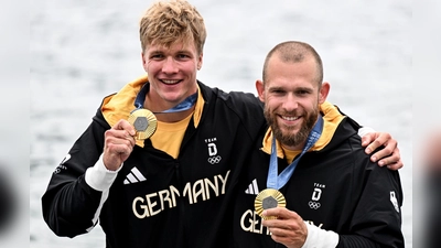 Nach Gold im Kajak-Vierer gab es für das Duo Jacob Schopf und Max Lemke auch Gold im Kajak-Zweier.  (Foto: Sebastian Kahnert/dpa)