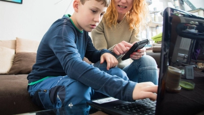 Eltern sorgen sich um die Onlinesicherheit ihrer Kinder: Und sie wünschen sich altersgerechte Anleitung. (Foto: Christin Klose/dpa-tmn)