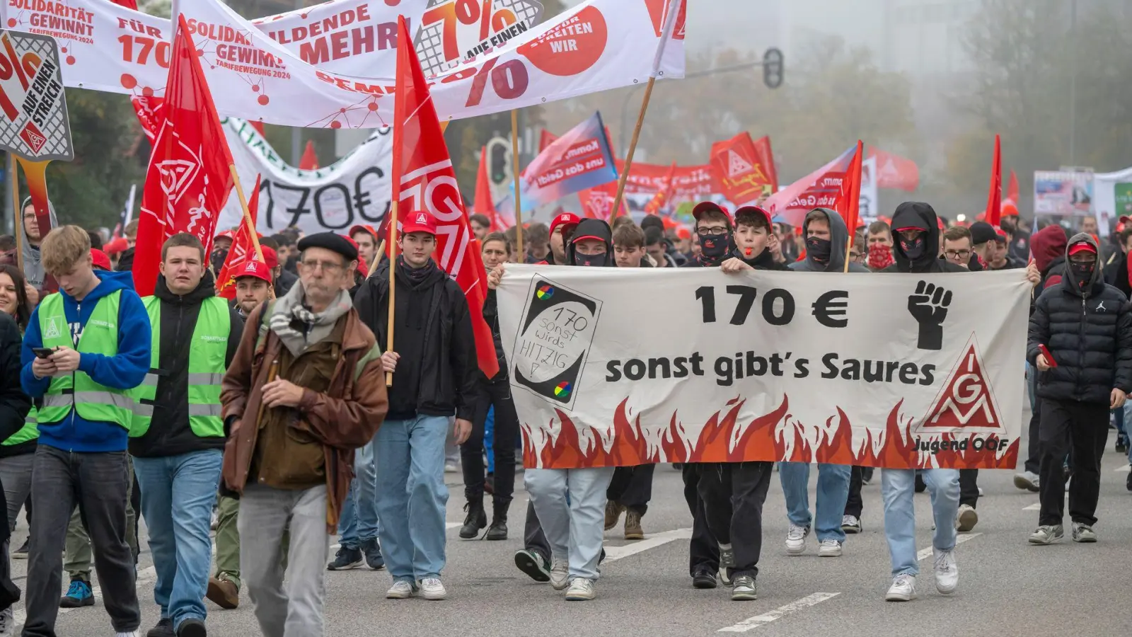 Azubis demonstrieren bei Audi in Ingolstadt für deutlich mehr Geld. (Foto: Peter Kneffel/dpa)