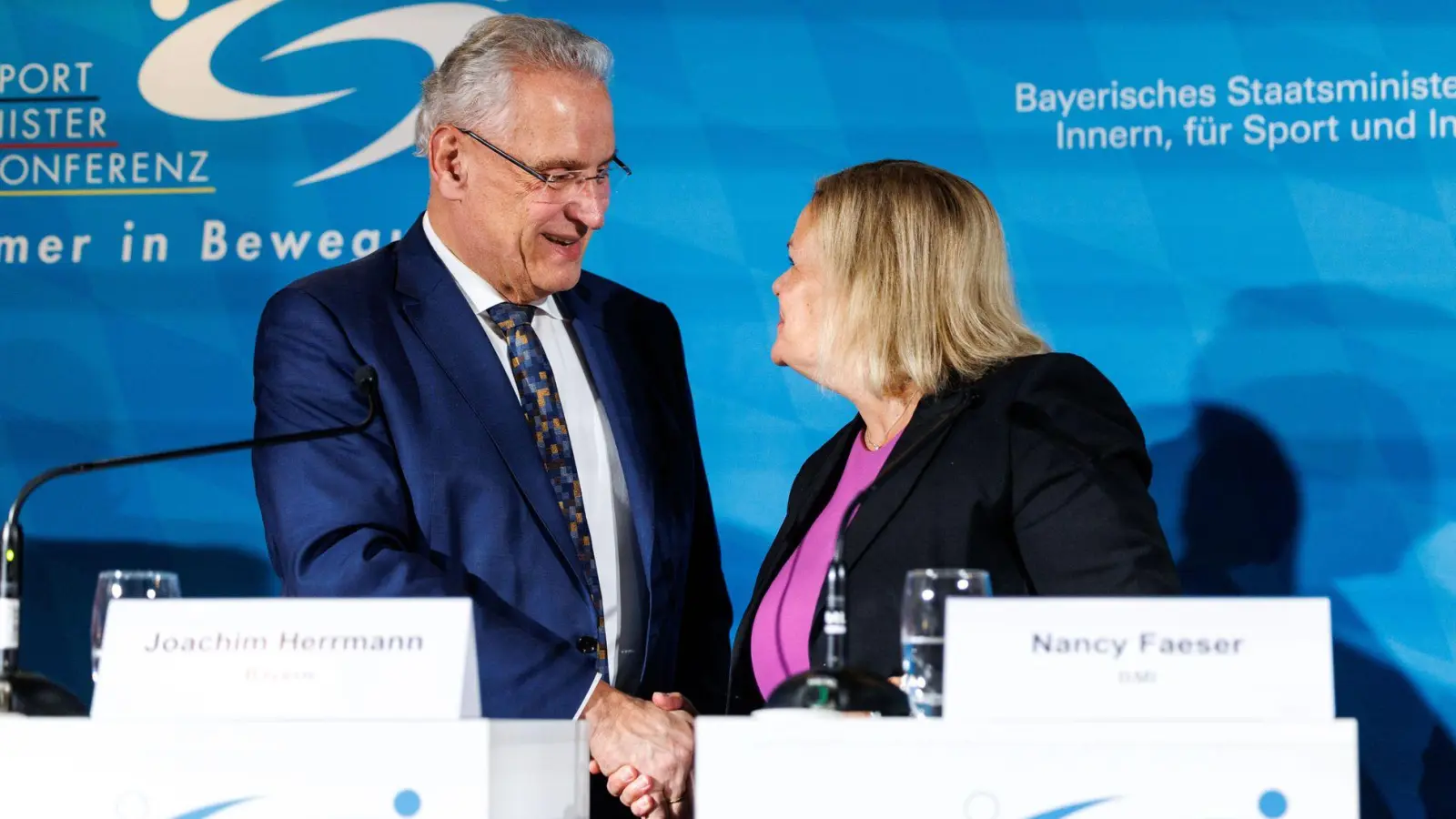 Es gibt noch einiges zu klären zwischen Joachim Herrmann (l) und Nancy Faeser (r). (Foto: Matthias Balk/dpa)