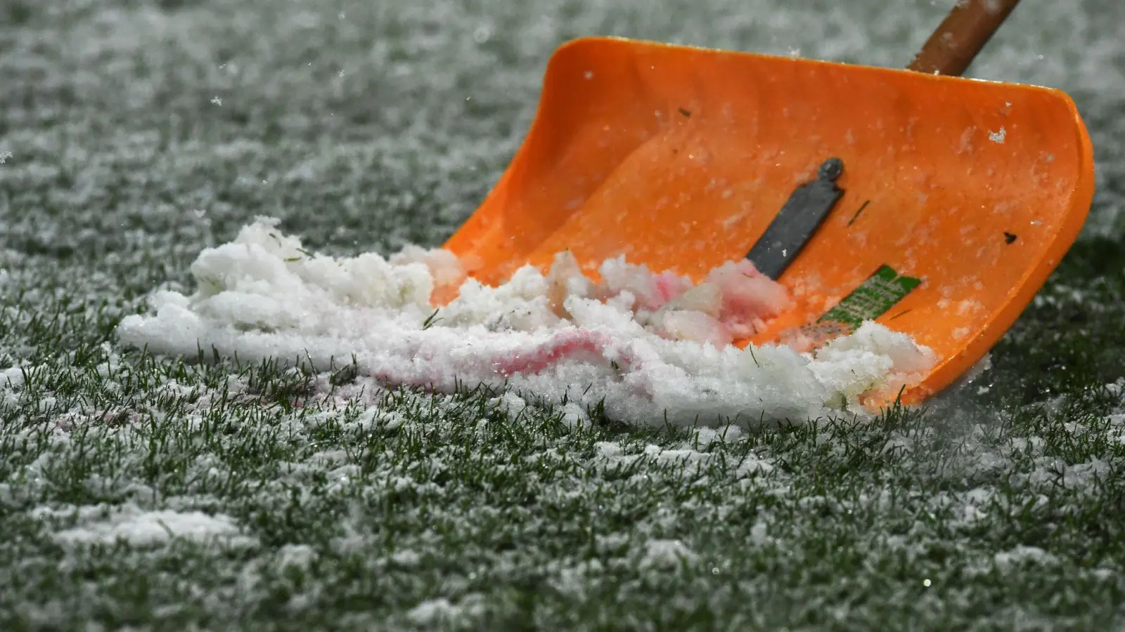 Rund um den Bundesliga-Klassiker Mönchengladbach gegen Bayern München muss ordentlich Schnee geschippt werden (Foto: picture alliance / dpa)