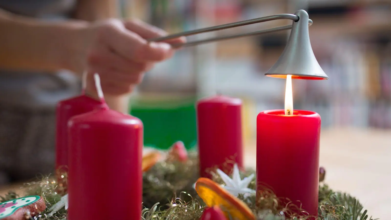 Die Kerzen auf dem Adventskranz sollten nur dann brennen, wenn man im selben Raum ist. (Foto: Florian Schuh/dpa-tmn)