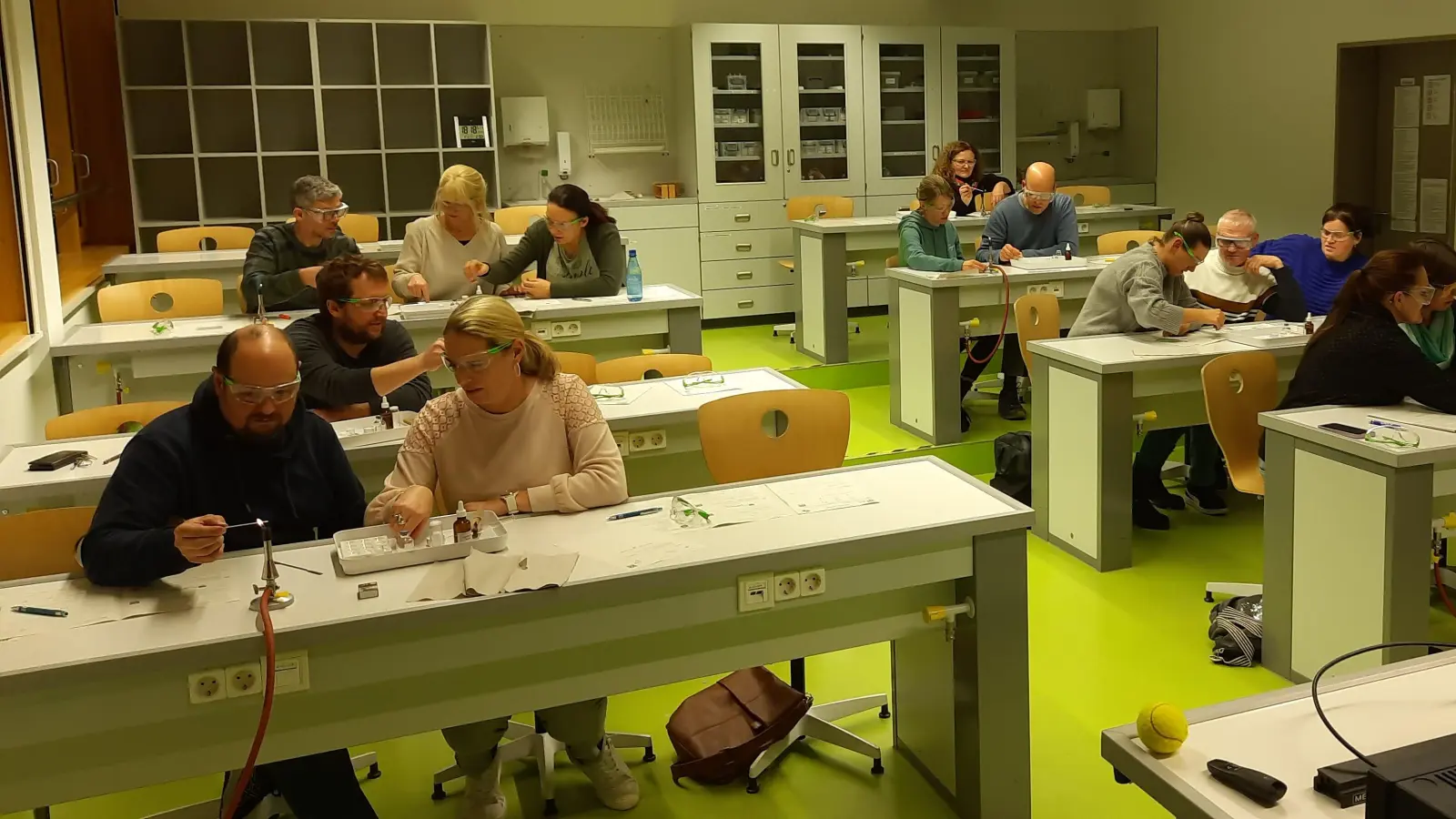 Interesse an Chemie: Eltern und Erziehungsberechtigte, deren Nachwuchs das Fach an der Johann-Georg-von-Soldner-Realschule neu bekommen hat, wollten die Inhalte des Lehrplans selbst erfahren. (Foto: Dirk Unkauf)