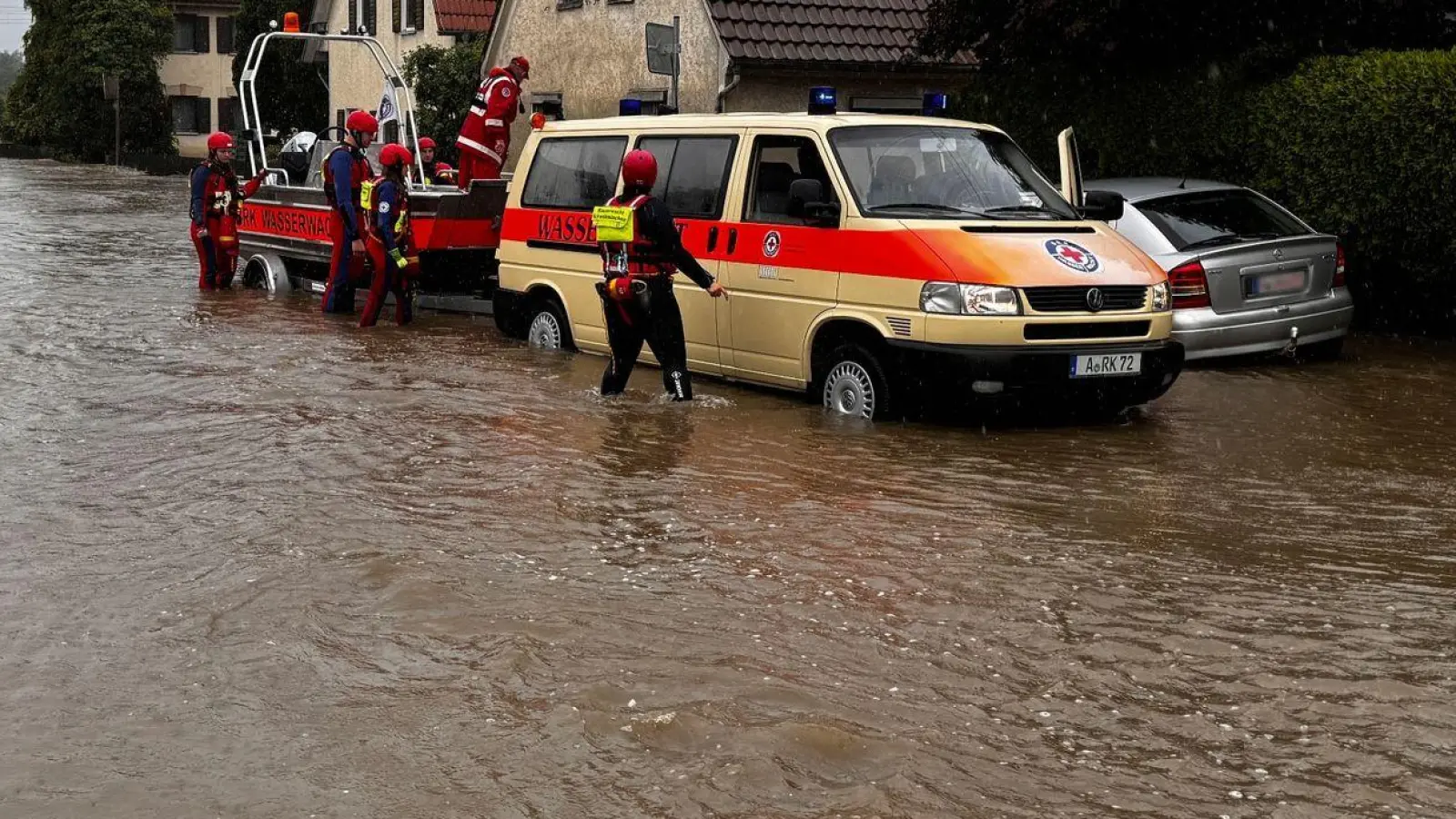 Die Wasserrettung ist in einer überschwemmten Straße in Diedorf im schwäbischen Landkreis Augsburg im Einsatz (Foto: Sven Grundmann/NEWS5/dpa)