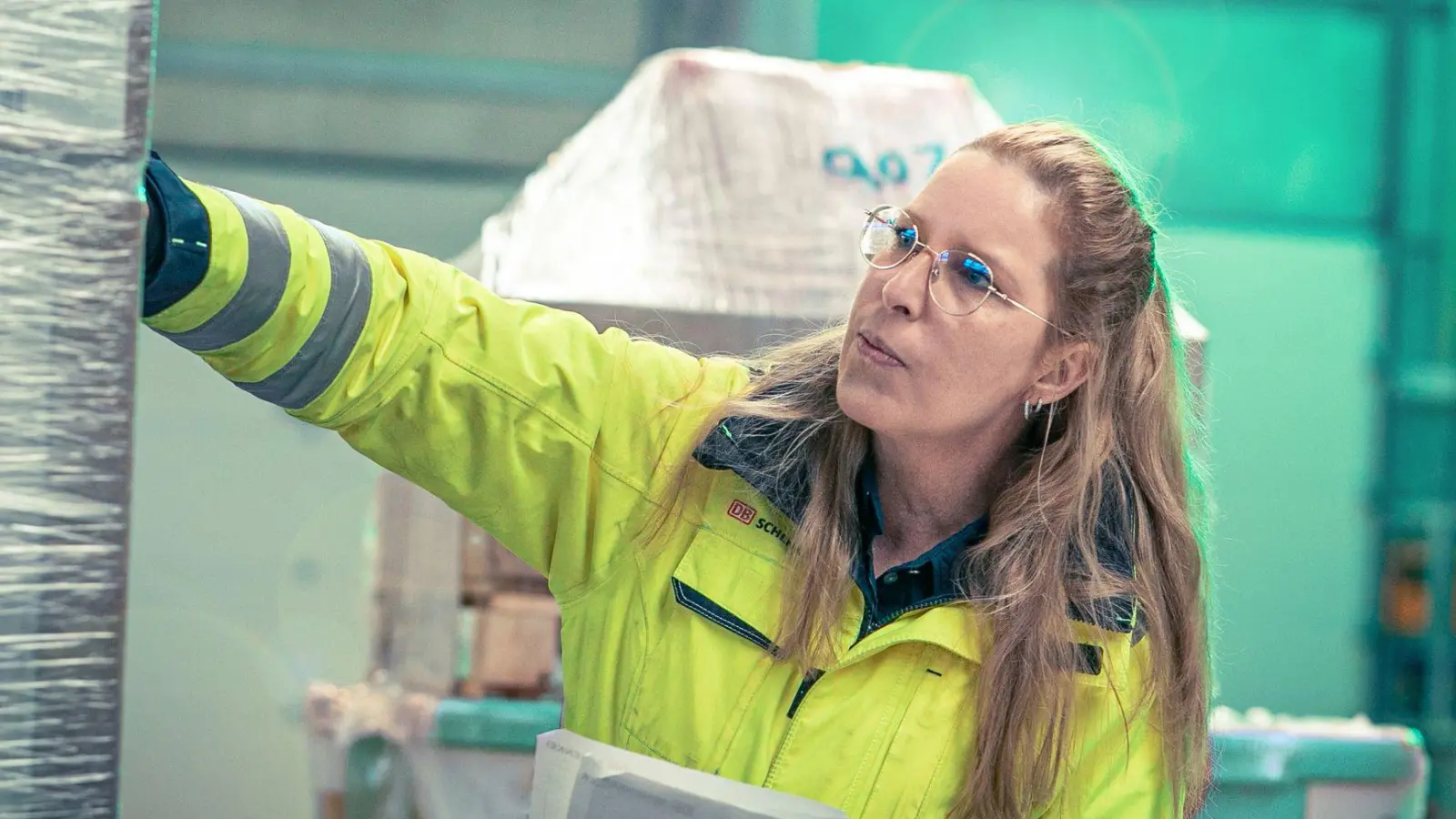 Nicole Herrmann hat mit 39 ein Praktikum bei DB Schenker in Hamburg gemacht. (Foto: DB Schenker/dpa-tmn)