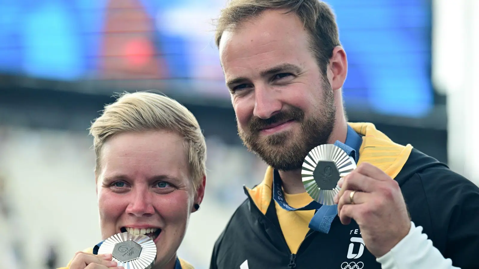 Michelle Kroppen und Florian Unruh jubeln über die erste deutsche Olympia-Medaille im Mixed. (Foto: Sina Schuldt/dpa)