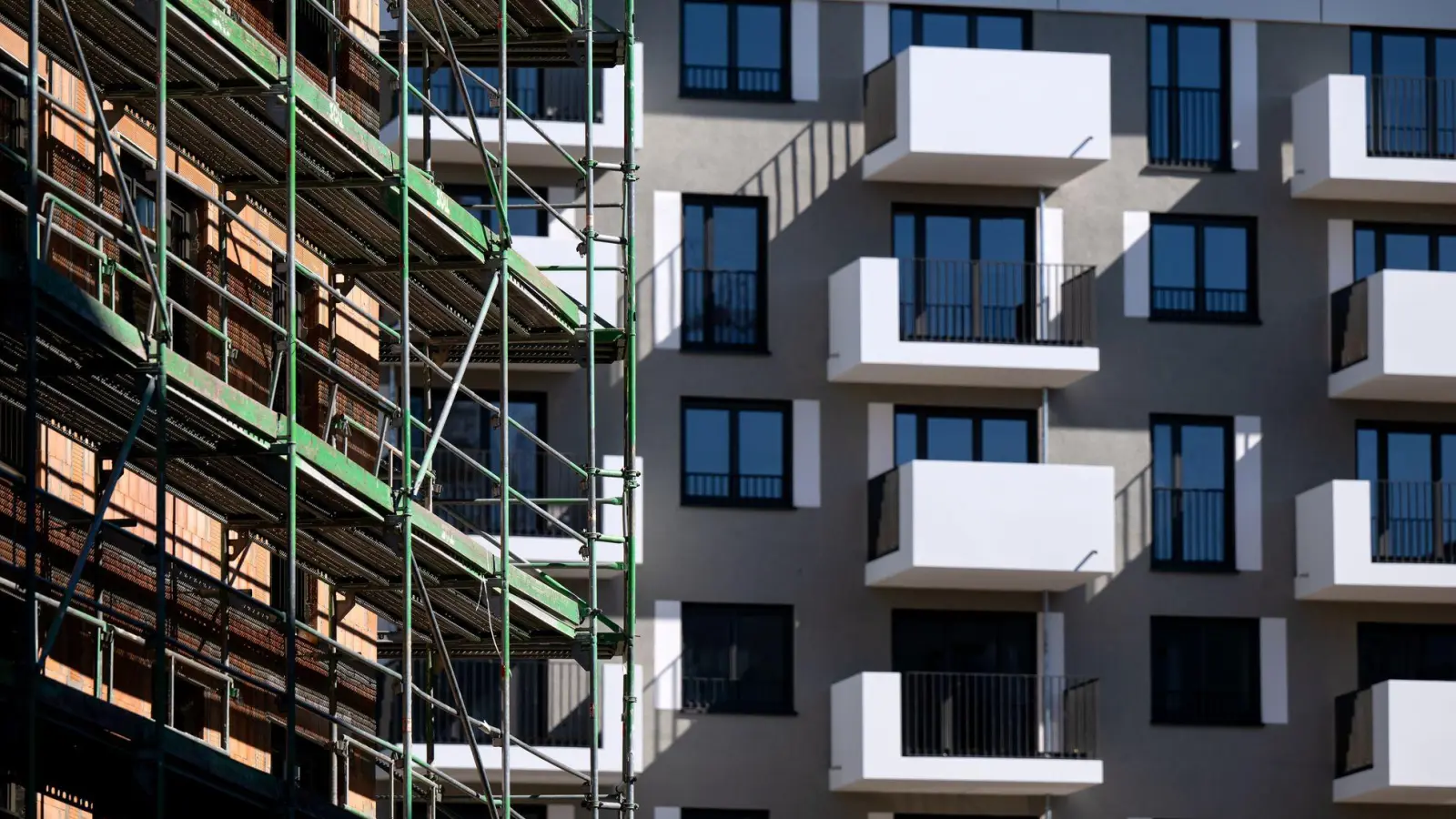 Die Immobilienpreise in Bayern sind weiter unter Druck, Neubauten gibt es ehe selten. (Archivbild) (Foto: Sven Hoppe/dpa/dpa-tmn)