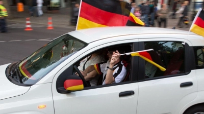 Fußballfans feiern einen Sieg der Deutschen mit einem Autokorso - alles ist dabei aber nicht erlaubt. (Foto: Florian Schuh/dpa-tmn)