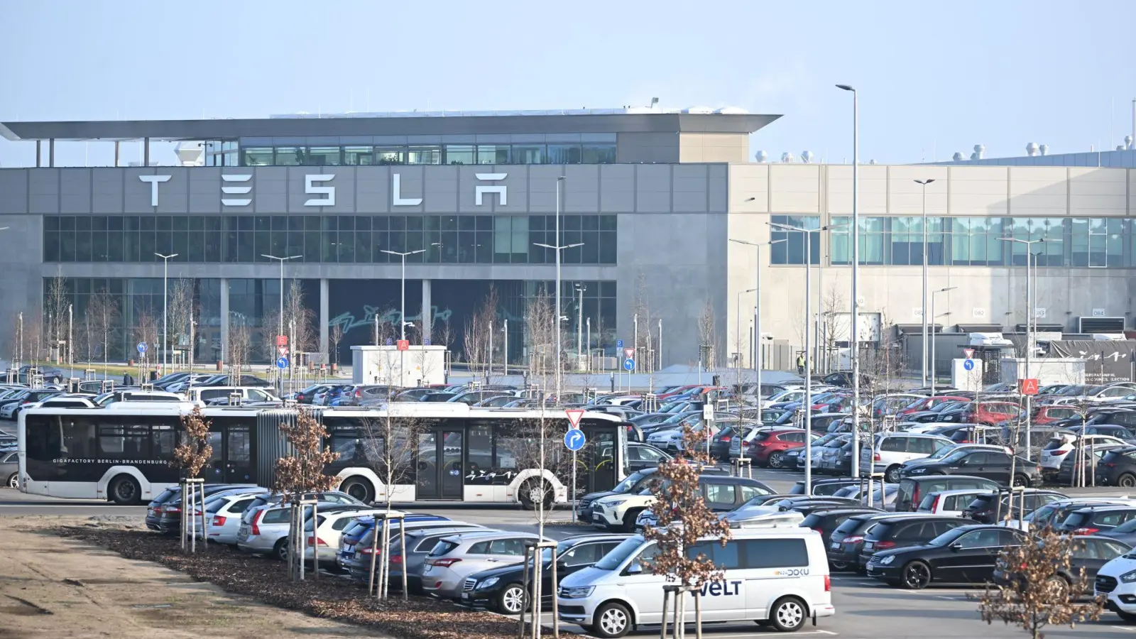 Tesla hat grünes Licht für einen Ausbau der Produktion bekommen. (Foto: Sebastian Gollnow/dpa)