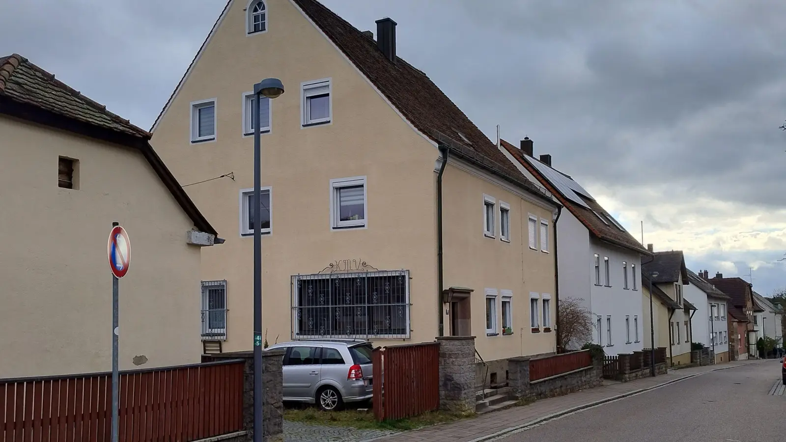 Nebengebäude und Wohnhaus (im Vordergrund) des ehemaligen Baugeschäfts sollen einem Mehrfamilienhaus weichen. Im Rathaus herrscht Skepsis vor allem wegen des befürchteten zusätzlichen Verkehrs. (Foto: Eckard Dürr)