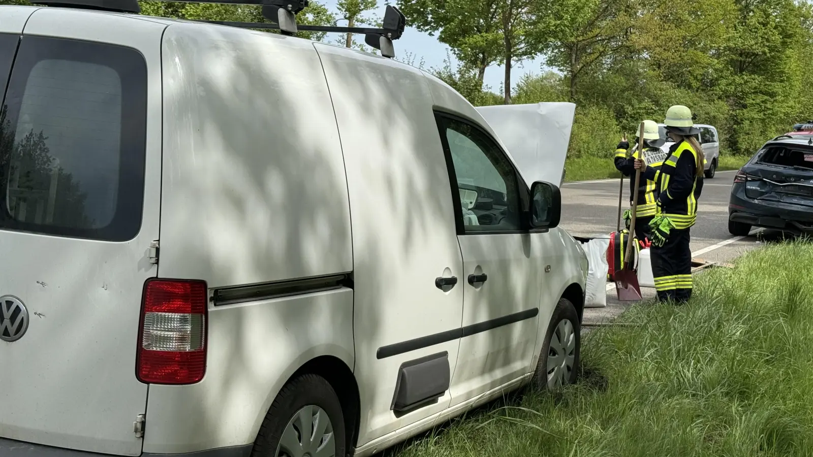 Beim Ansbacher Stadtteil Neuses hat sich eine Karambolage ereignet. Die Feuerwehr räumt an der Unfallstelle auf. (Foto: Oliver Herbst)