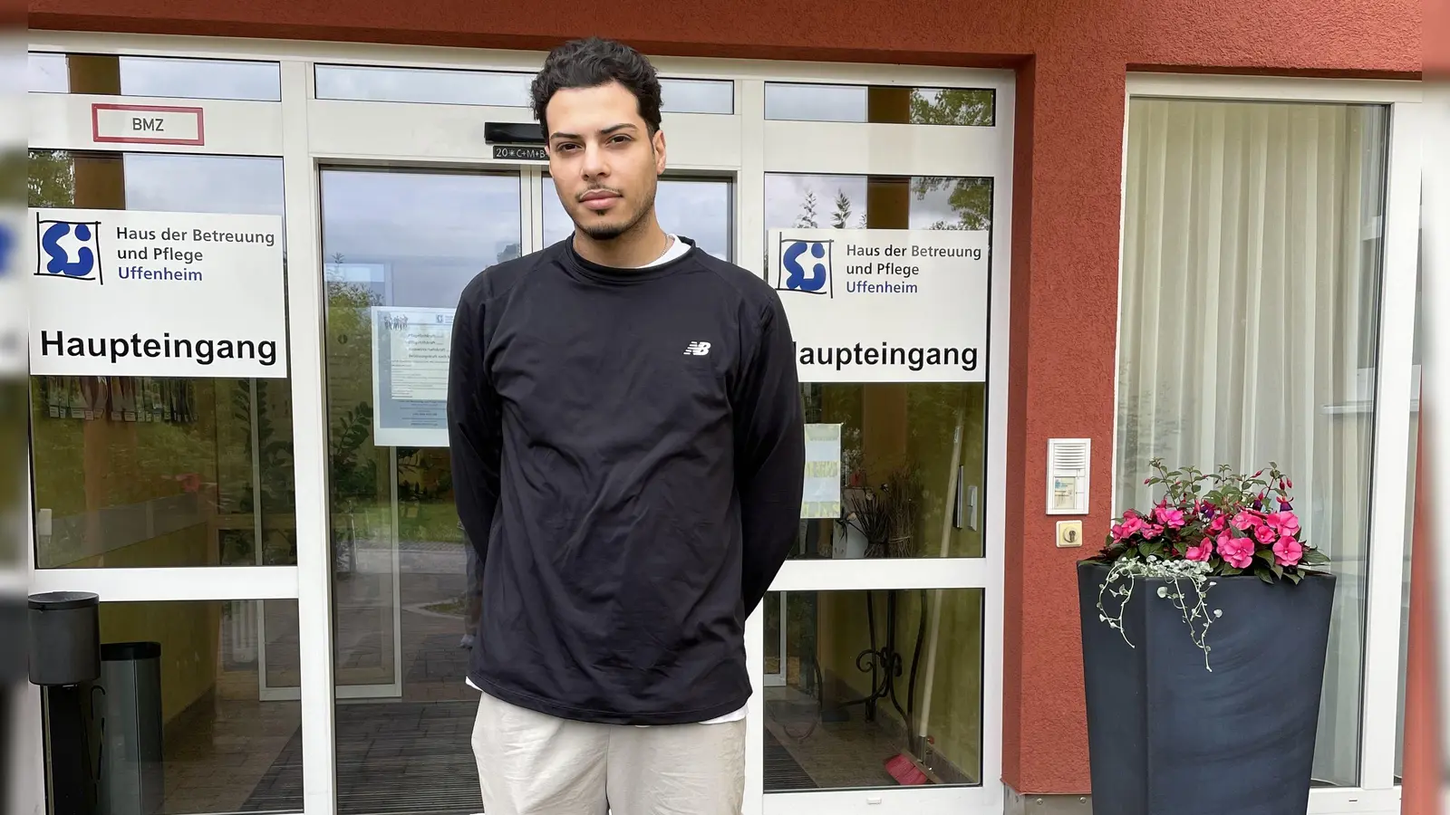 Fahad Bani Rikab vor seinem Ausbildungsbetrieb: Beim Haus der Betreuung und Pflege in Uffenheim hat der Iraker einen Ausbildungsvertrag unterschrieben, die Ausländerbehörde erteilt ihm aber keine Freigabe. (Foto: Isgard Peter)