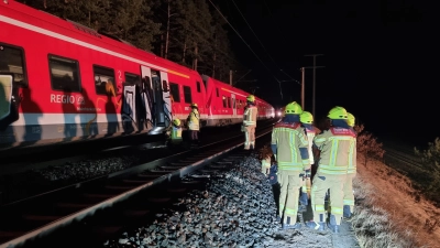 Die Feuerwehr half, die Fahrgäste zu evakuieren. (Foto: Rainer Weiskirchen)