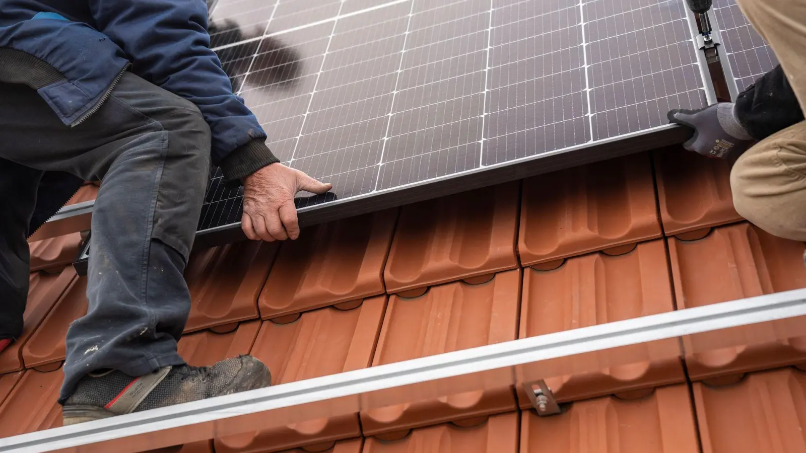 Nicht nur eventuelle Fragen mit dem Denkmalschutz klären: Wer eine Solaranlage auf das Haus bauen will, holt sich besser ein Angebot mit exakter Kostenaufstellung. Auch für Arbeitsschutz, Inbetriebnahme und Anmeldung. (Foto: Florian Schuh/dpa-tmn)