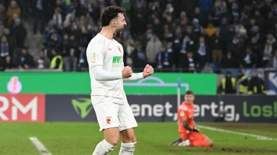 Maximilian Bauer jubelte nach Augsburgs Sieg in Richtung der KSC-Fans. (Foto: Uli Deck/dpa)